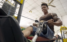 Chàng gymer một chân không đầu hàng số phận