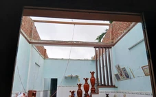 Lốc xoáy quét trong đêm, hàng chục ngôi nhà ở Đà Nẵng hư hỏng