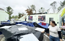 Lốc xoáy vài chục giây ở Đà Nẵng: Mái nhà bay tứ tung, dân chui xuống bàn bida trốn