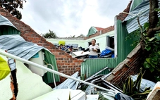 Lốc xoáy vài chục giây ở Đà Nẵng: Mái nhà bay tứ tung, dân chui xuống bàn bida trốn