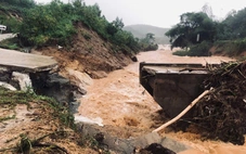 Lũ cuồn cuộn gây sập cầu ở Quảng Ngãi, cô lập hơn 1.200 người dân