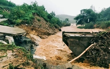 Lũ cuồn cuộn gây sập cầu ở Quảng Ngãi, cô lập hơn 1.200 người dân