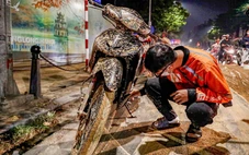 Bùn nhão tràn trên phố trung tâm Hà Nội làm nhiều người ngã dúi dụi, công an vào cuộc