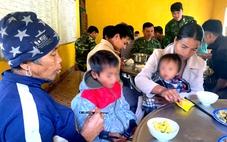 Hai con của nạn nhân vụ sạt lở vùi 3 người ở Đà Nẵng được bộ đội nhận nuôi