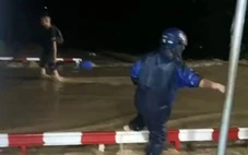 Đường sắt Bắc - Nam qua Khánh Hòa đã thông, cảnh sát giải cứu nhiều du khách mắc kẹt giữa vùng lũ