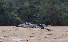 Tài xế xe đầu kéo mở rào chắn, liều mình vượt lũ, cả người lẫn xe bị nước cuốn