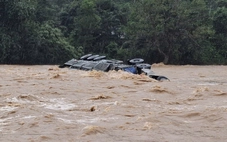 Tài xế xe đầu kéo mở rào chắn, liều mình vượt lũ, cả người lẫn xe bị nước cuốn