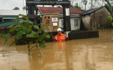 Ngành điện buộc phải cắt điện 31.000 khách hàng để ứng phó đợt ngập lụt mới ở miền Trung