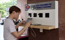 Sinh viên Trường Đại học Khoa học Xã hội và Nhân văn TP.HCM thích thú với trạm sạc pin miễn phí