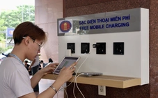 Sinh viên Trường Đại học Khoa học Xã hội và Nhân văn TP.HCM thích thú với trạm sạc pin miễn phí