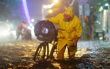 Đi qua ‘Tứ giác ngập’ ở Gò Vấp cũ, mưa là dắt xe