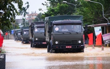 Chủ tịch nước Lương Cường đi xe đặc chủng quân đội vào vùng ngập Đà Nẵng dự Ngày hội đại đoàn kết