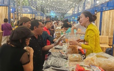 Người dân TP.HCM ùn ùn đến, lễ hội cua Cà Mau 'hết sạch cua'