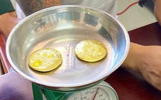 Tài xế giấu 2 miếng vàng tròn như mặt trời từ Lào về Việt Nam khai gì?