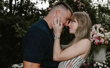 'Parasocial' liên quan gì đến AI mà Cambridge Dictionary công bố là từ của năm 2025?