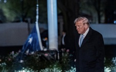 Quốc kỳ Mỹ có chạm đất tại Nhà Trắng hay không?