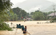 Bộ đội căng dây cáp qua sông cứu 200 người dân Đắk Lắk thoát lũ dữ