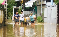 Lũ rút, dân Khánh Hòa vừa dọn nhà vừa nơm nớp lo lũ mới