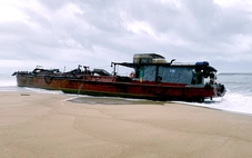 Tàu sắt bị sóng đánh mắc cạn ở Quảng Ngãi