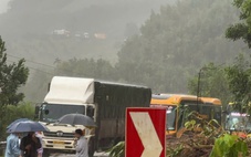 Mưa lớn, sạt lở chực chờ, tài xế không nên qua đèo Lò Xo thời điểm này