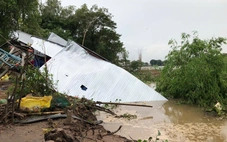 Sạt lở bờ sông Hậu làm 4 căn nhà sụp xuống sông, 8 căn khác di dời khẩn cấp