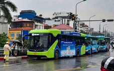 Xử phạt hàng loạt xe buýt đi sai lộ trình gây ùn tắc trong sáng mưa rét ở Hà Nội
