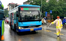 Xử phạt hàng loạt xe buýt đi sai lộ trình gây ùn tắc trong sáng mưa rét ở Hà Nội