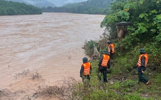 100 người tìm kiếm tài xế vượt rào chắn bị lũ cuốn, nước rút lộ xe container