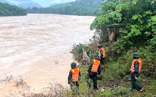 100 người tìm kiếm tài xế vượt rào chắn bị lũ cuốn, nước rút lộ xe container