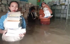 Đắk Lắk: Thầy cô dọn lũ đón học sinh trở lại trường