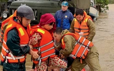 ‘Chạy đua’ đưa dân đến nơi an toàn trước khi lũ vượt mốc lịch sử