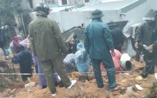 Sập nhà do mưa lớn tại Quy Nhơn đè người phụ nữ bên trong, đào bới đưa nạn nhân ra ngoài