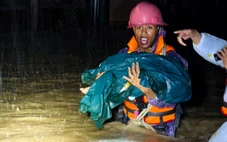 Công an, quân đội Gia Lai cứu dân trong lũ lụt