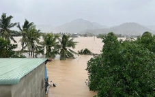 Mưa lớn gây sập tường, đè chết một phụ nữ ở Sông Cầu