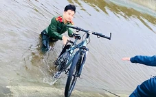 Thượng úy công an kịp thời cứu nam sinh bị gió thổi rơi xuống kênh nước chảy xiết