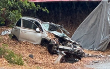 Thùng xe container lật đè xe con trên quốc lộ 28, có 5 người bị thương