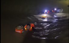 Quy Nhơn ngập nặng trong mưa lớn, trắng đêm sơ tán dân