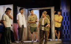 Quân khu Nam Đồng lên sân khấu, khán giả khóc, cười nghiêng ngả