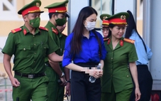 Hình ảnh hoa hậu Thùy Tiên, Hằng du mục, Quang Linh tại tòa sau 6 tháng bị tạm giam