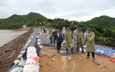 Hồ chứa 1,8 triệu m3 bị xói thân đập vì lượng nước lũ đổ về gấp 5 ngưỡng xả