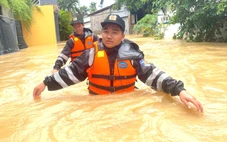 PV Tuổi Trẻ vượt dòng lũ siết cùng lực lượng cảnh sát tiếp tế vùng bị lũ cô lập ở Nha Trang