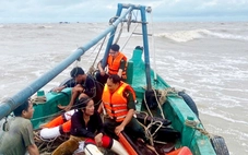 Bộ đội biên phòng Cà Mau cứu được 2 vợ chồng bị chìm tàu trên biển