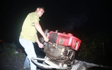 Chính quyền bơm nước xuyên đêm giúp dân cứu mai vàng bị ngập