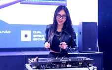 Người Hà Nội đội mưa đi xem triển lãm âm thanh, ánh sáng Plase Show 2025