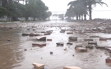 Năm nào mưa bão đến, vỉa hè sông Hàn lại tan hoang: Đà Nẵng khắc phục thế nào?