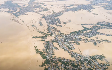 Thủ tướng: Phải có đề án tổng thể khắc phục hậu quả bão lũ ở miền Trung