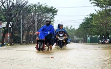 Nhiều đường ở Huế lại ngập do mưa lớn, nước sông dâng cao, dự báo tối nay có mưa nữa