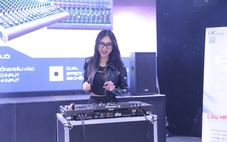 Người Hà Nội đội mưa đi xem triển lãm âm thanh, ánh sáng Plase Show 2025