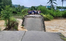 Quảng Ngãi mưa lớn, lũ lên: Một cây cầu bị sập, người đi xe máy rơi xuống sông