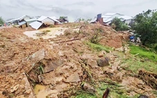 Sạt lở đất vùi lấp 6 căn nhà, cứu sống một người dân